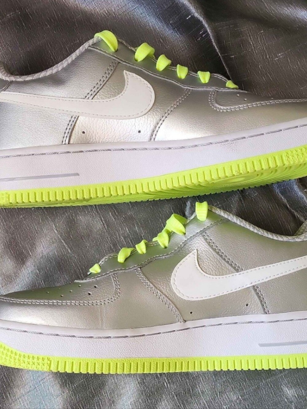 Nike Air Force 1 Low GS Metallic Silver Volt Women's Size 7 (5.5 Y) - Picture 4 of 9
